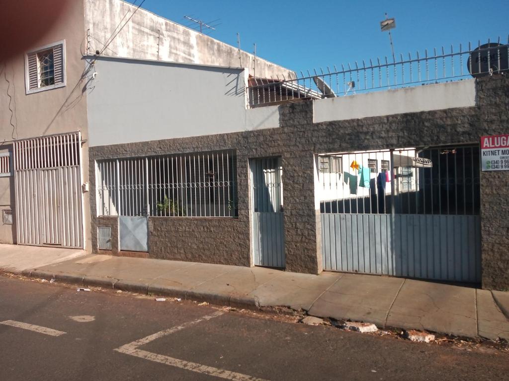 乌贝拉巴Kitnets para temporada的街道边有大白广告牌的建筑