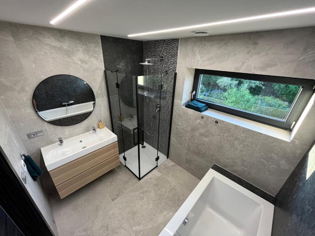 Nové JirnyLuxury VIP Villa 230m2+Pool 37m2的一间带水槽、淋浴和镜子的浴室