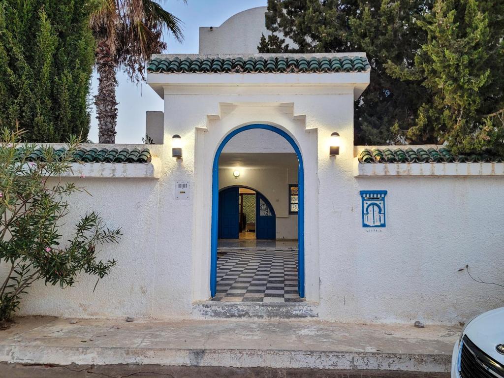 DjerbaMaison Nassif的蓝色门廊的白色房子