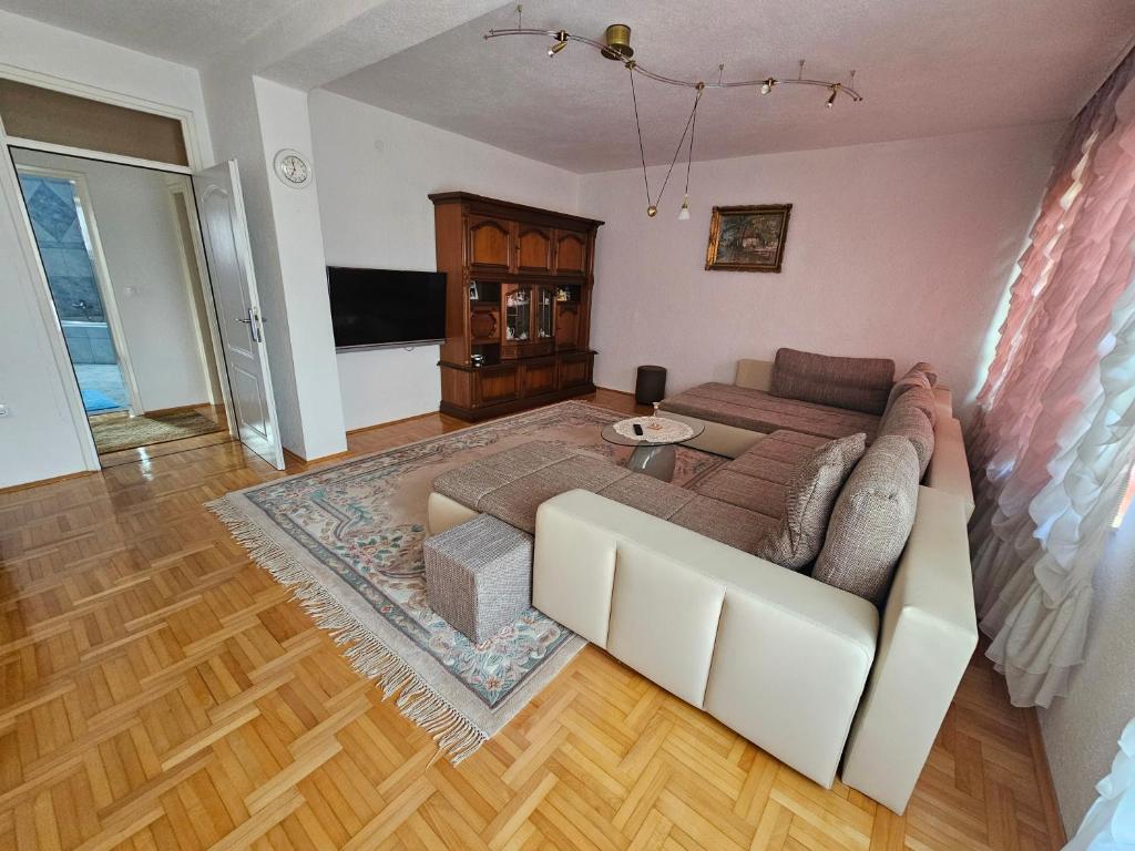 Sanski mostStan Sana-Centar的客厅配有沙发和桌子