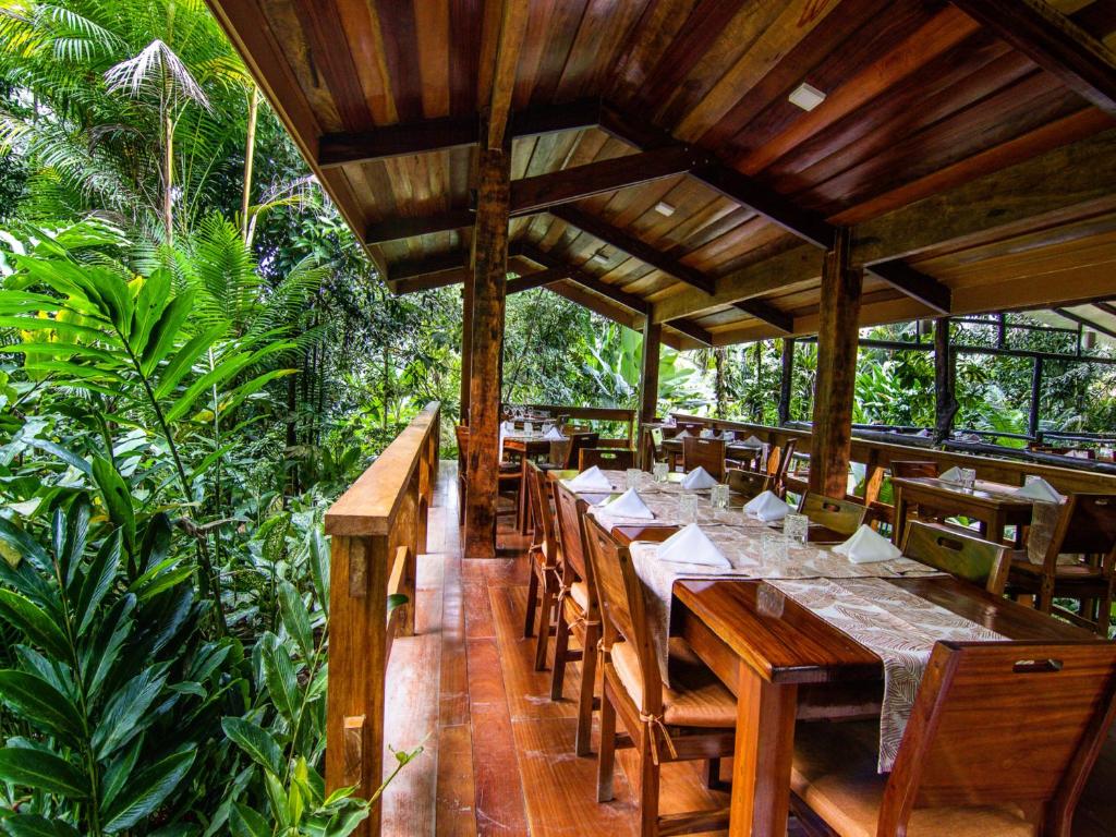 Chachagua Rainforest Hotel &amp; Hot Springs外面的花园
