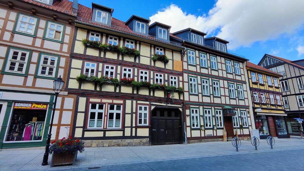韦尼格罗德Traditions - Hotel "Zur Tanne"的一条街道上一座大建筑,前面有鲜花