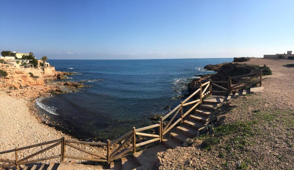 托雷维耶哈Casa de la playa的通往大海的木楼梯