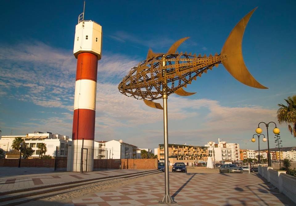 巴尔巴特Apartamento El Faro的灯塔旁的鱼雕杆