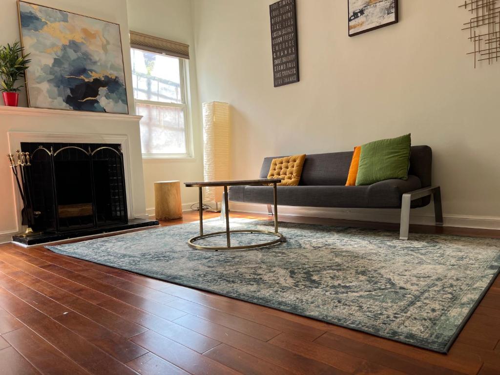 华盛顿The Orange House的带沙发和地毯的客厅