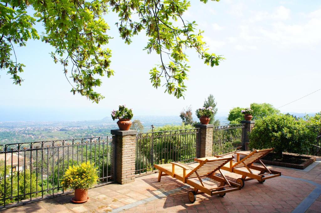 扎费拉纳-埃特内阿费多阿尔吉拉兹度假屋的庭院设有椅子和美景围栏。