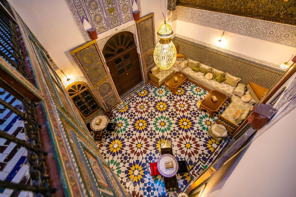 非斯Riad Qamar Fez的清真寺的顶部景观,铺着瓷砖地板
