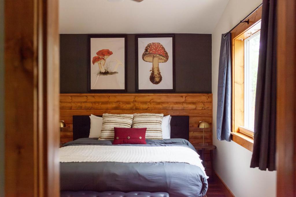 CarsonBackwoods Cabins的卧室配有一张墙上三幅照片的床