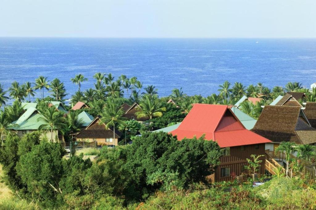 科纳Club Wyndham Kona Hawaiian Resort的一组以海洋为背景的房屋