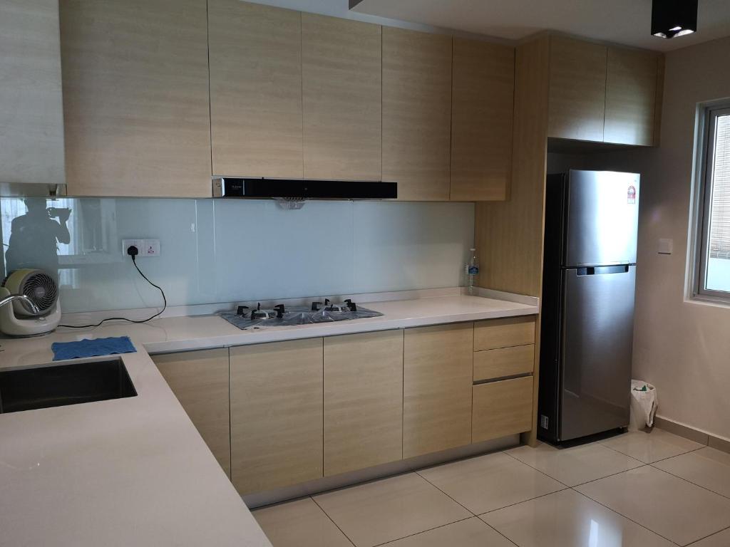 大山脚Metropol Suite的厨房配有木制橱柜和不锈钢冰箱。