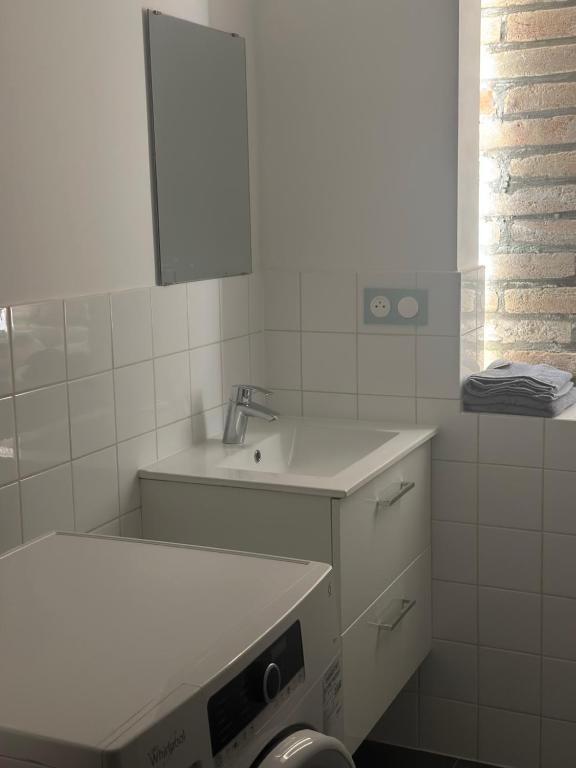 EpfigGites d’alsace的白色的浴室设有水槽和镜子