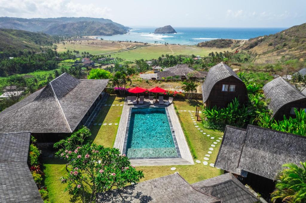 龙目岛库塔Villa Ellya的享有度假胜地的空中景致,设有游泳池和海洋