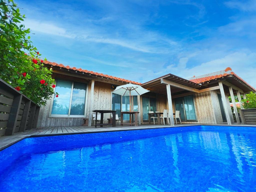 名户Villa Muse Okinawa- Vacation STAY 43786v的一座带游泳池和房子的别墅