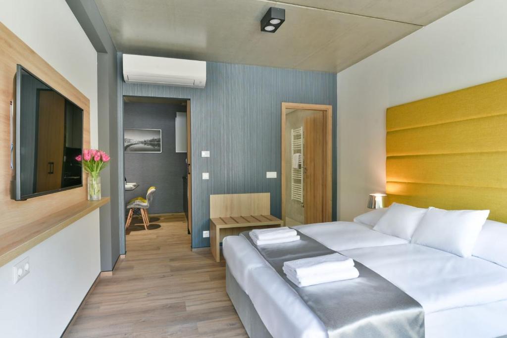 萨尔瓦尔R31 Residence的卧室配有一张白色的大床和一张桌子