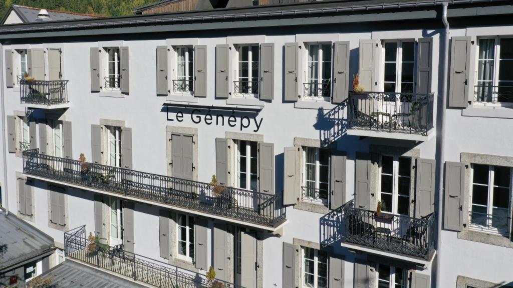 夏蒙尼-勃朗峰日尼佩迷人公寓式酒店的享有白色建筑空中景色,设有阳台