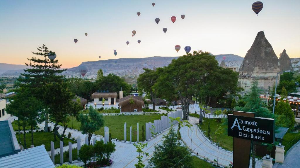 格雷梅A la mode Cappadocia的一群热气球飞越城市