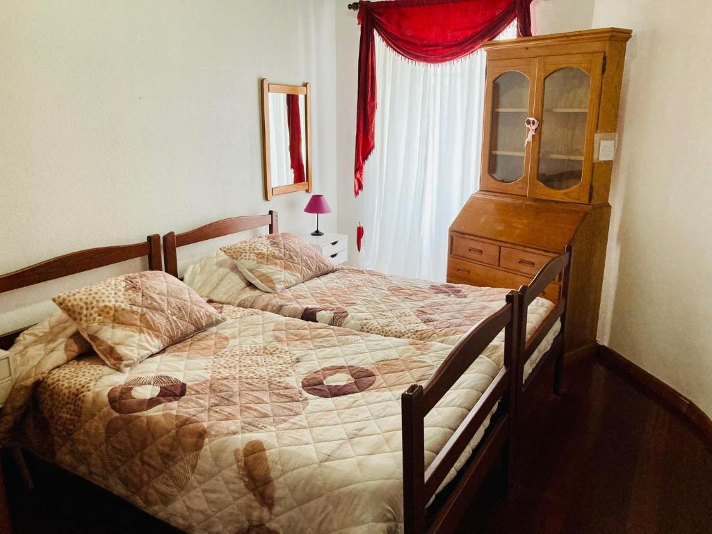 São SebastiãoAlfazema的一间带两张床和梳妆台的卧室
