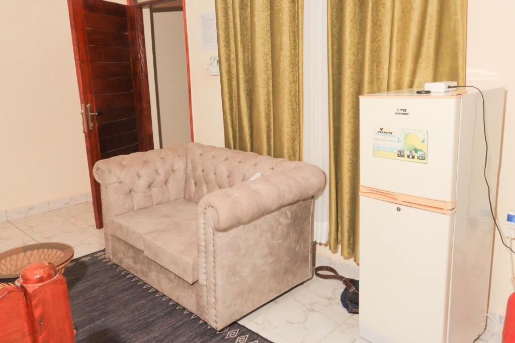 姆特瓦帕AMELIA BNBS的客厅配有椅子和冰箱