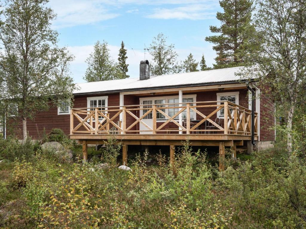洛夫斯达伦Chalet Lofsdalen Lavskrikan by Interhome的树林中带大甲板的房子