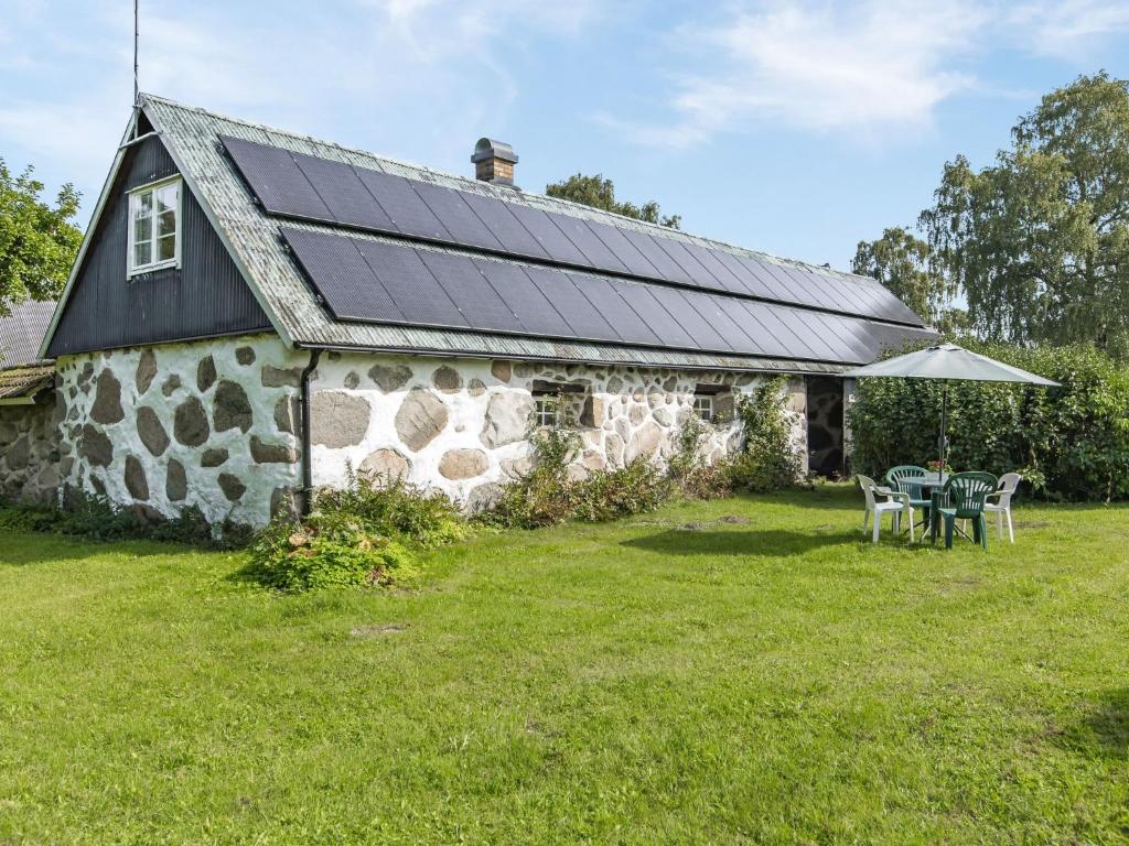 瑟尔沃斯堡Holiday Home Västra Näs - B的屋顶上设有太阳能电池板的石头房子