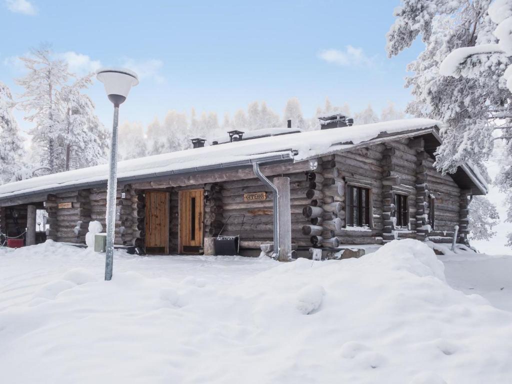 鲁卡Holiday Home Rukakämmekkä by Interhome的雪地小木屋,带轻极