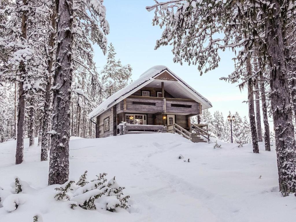 KyröHoliday Home Ylikyrön mökki by Interhome的雪中树林里的小木屋