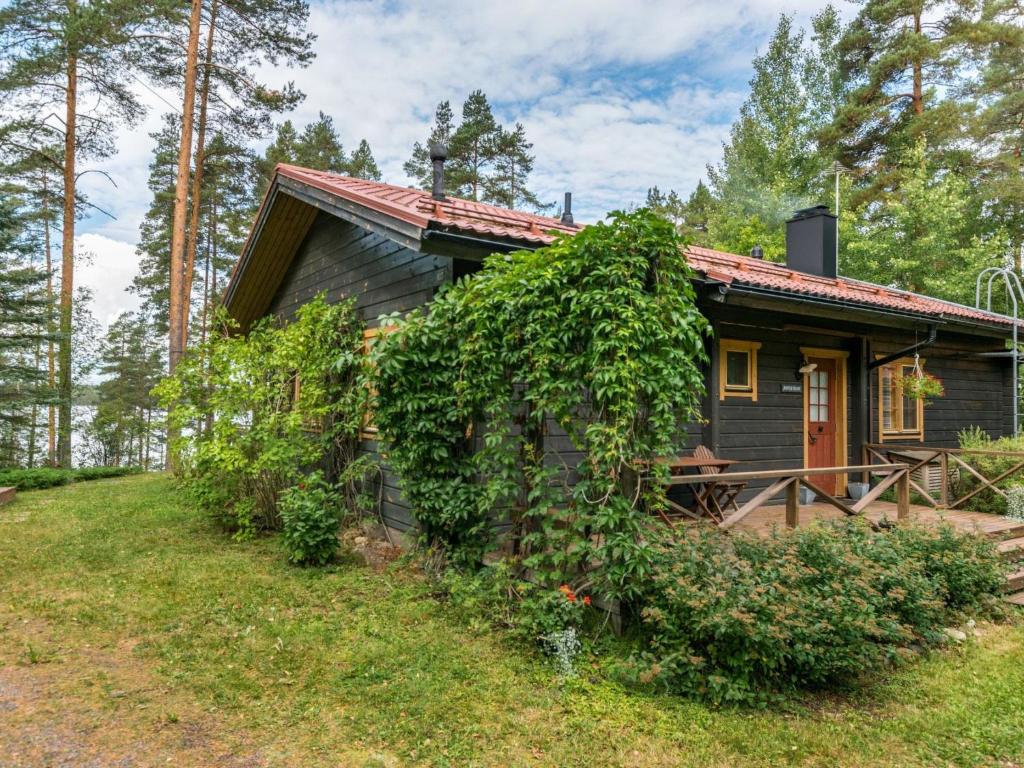 PiispalaHoliday Home Metsä-iivari by Interhome的田间中的小房子