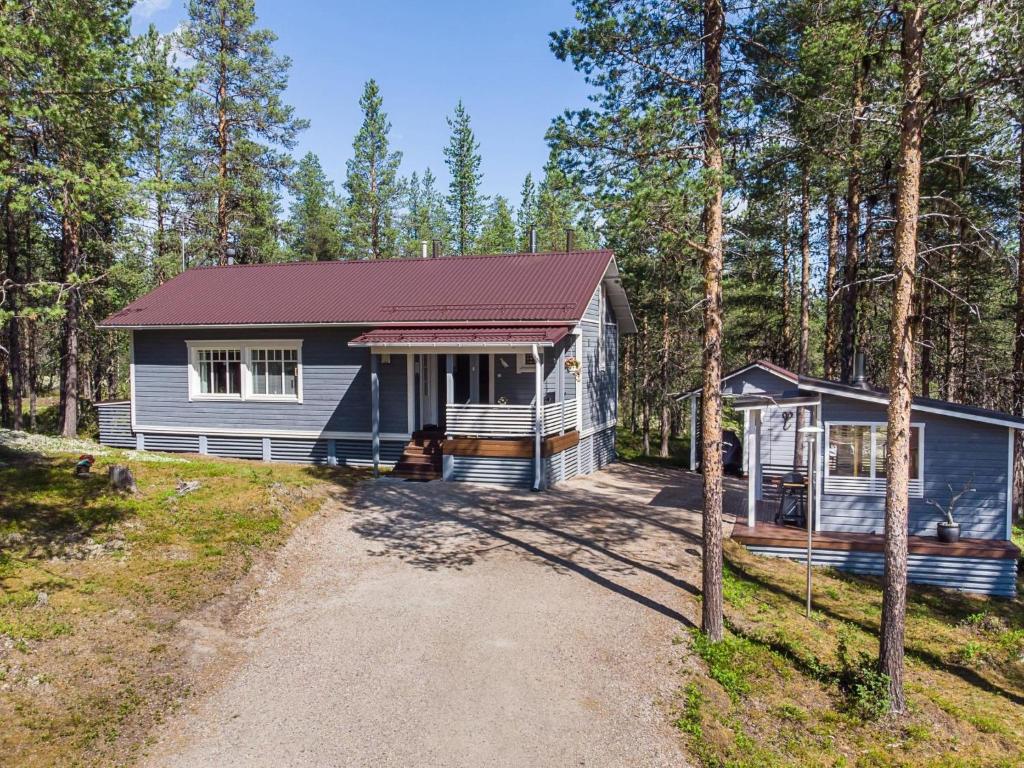 KyröHoliday Home Siula by Interhome的树林中带红色屋顶的白色房子