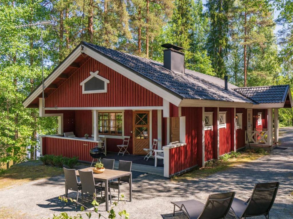 HirsjärviHoliday Home Satakieli by Interhome的一个带桌子和椅子的红色谷仓