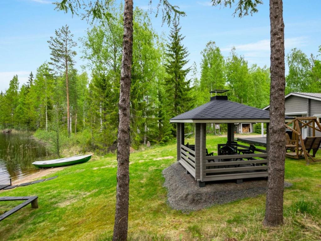 HankamäkiHoliday Home Lehtikuusenranta by Interhome的树木繁茂的院子中间的凉亭