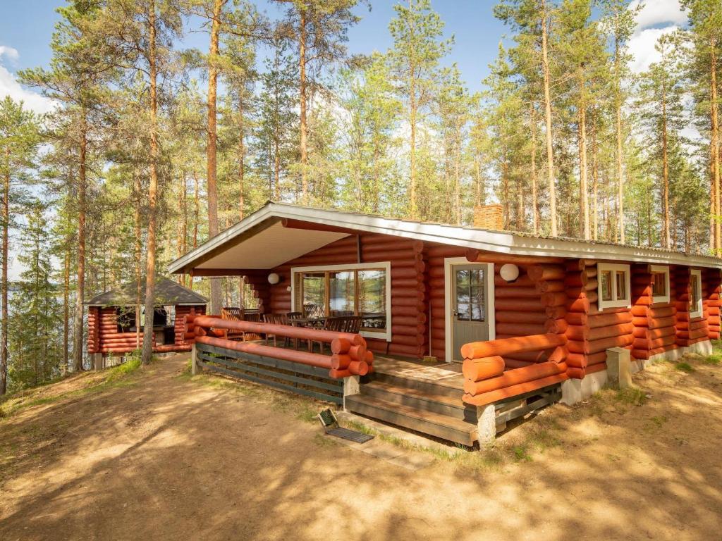 HuuhanahoHoliday Home Pohosniemi by Interhome的树林中的小木屋,设有门廊