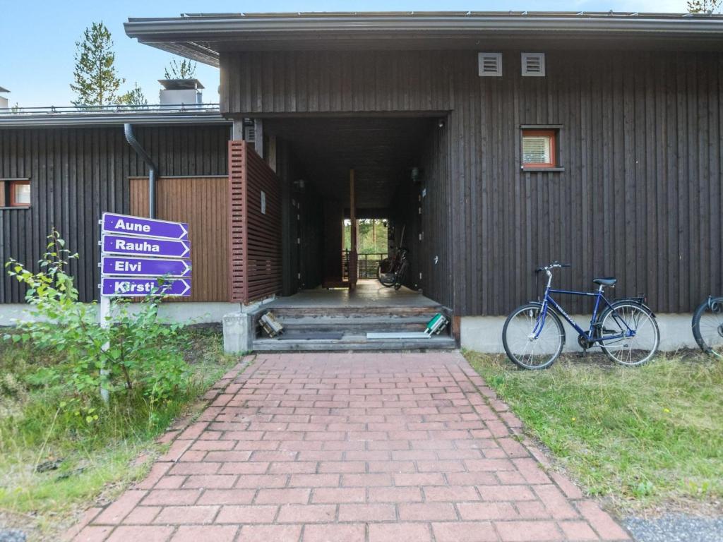 拉赫登佩拉Holiday Home Elvi by Interhome的停在大楼前的自行车