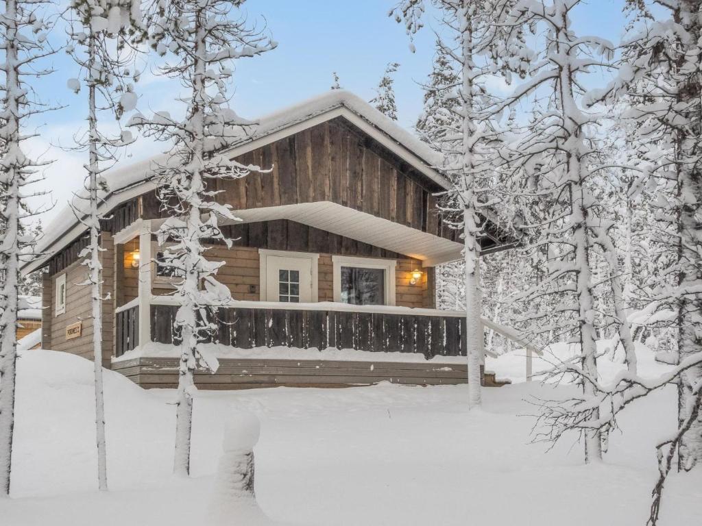 萨利色尔卡Holiday Home Poromies d by Interhome的雪中树林里的小木屋