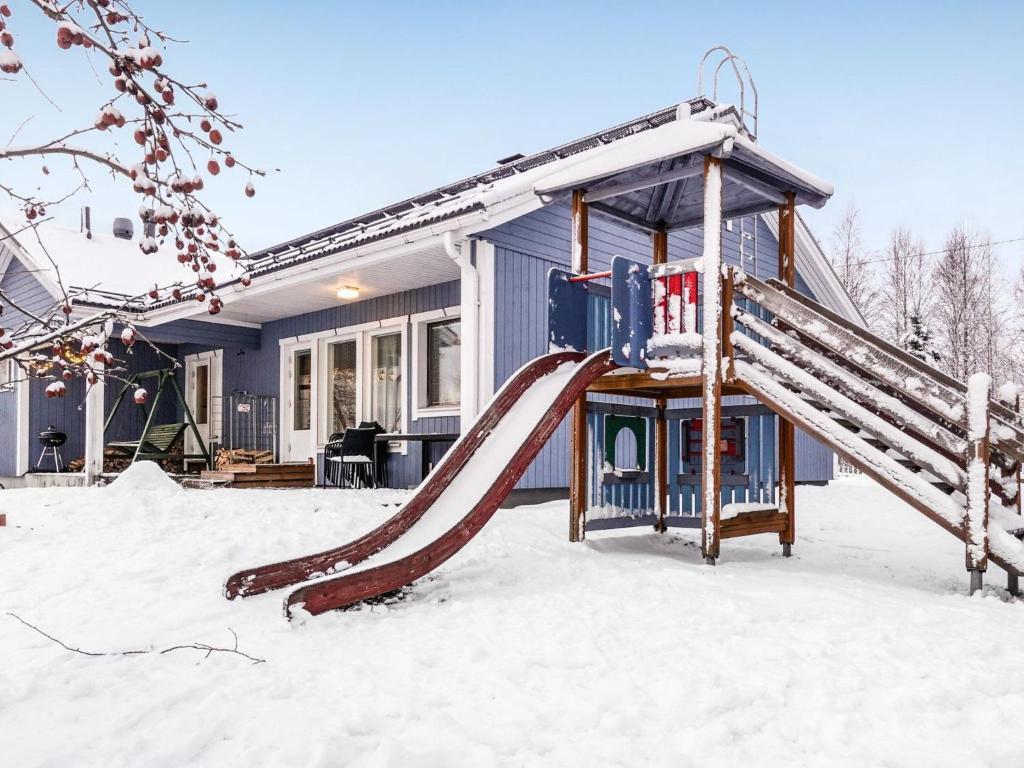 罗瓦涅米Holiday Home Villa lehmus by Interhome的房屋前的雪地游乐场