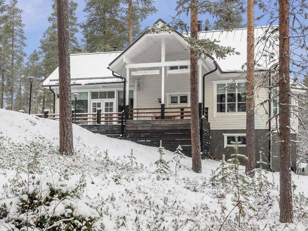 萨拉Holiday Home Teppolan rinne by Interhome的雪中白房子,有树