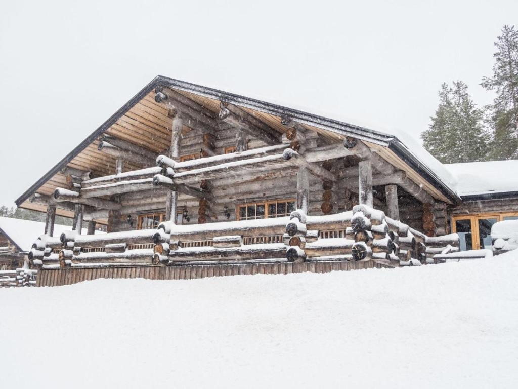 鲁卡Holiday Home Voimapolku 4 a by Interhome的小木屋被雪覆盖