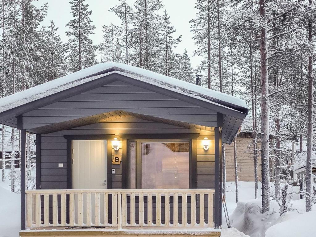 萨利色尔卡Holiday Home Pikkuporo b by Interhome的小屋,带雪地门廊