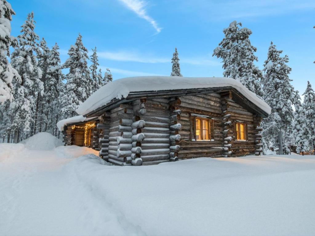 锡尔卡Holiday Home Lumiankelo by Interhome的小木屋,屋顶上积雪