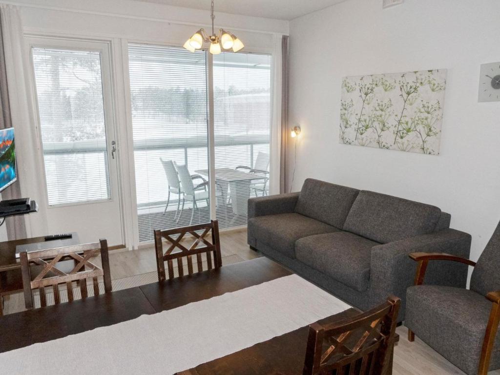 KiviniemiHoliday Home Golfstar 402 by Interhome的客厅配有沙发和桌子