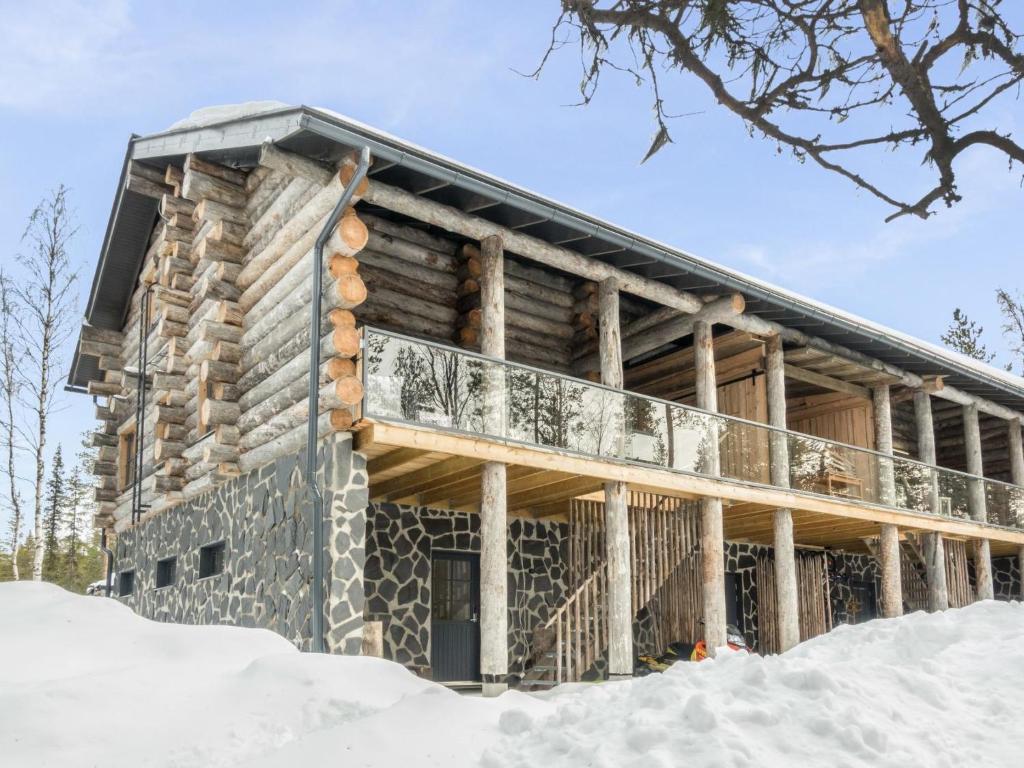 锡尔卡Holiday Home Villa toprakka b by Interhome的雪地小木屋
