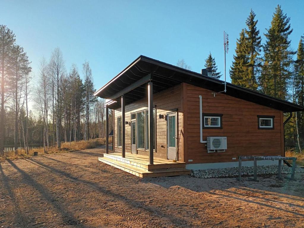 RaanujärviHoliday Home Jolmalompolo by Interhome的森林中间的小木屋