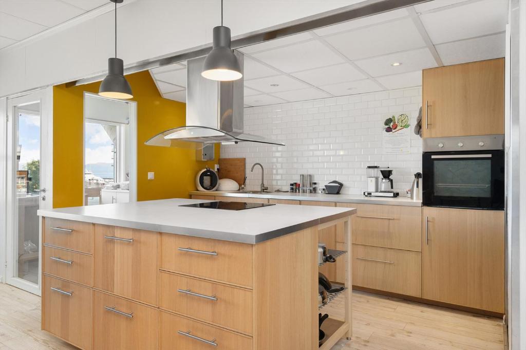布雷克斯塔德Brekstad Gjestehus AS的厨房配有木制橱柜和台面