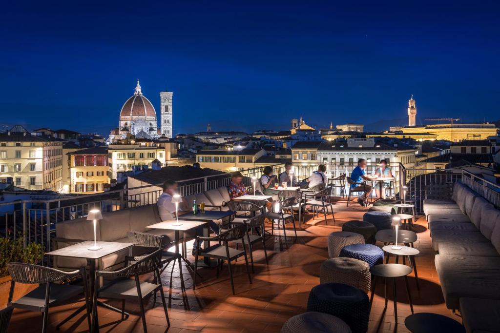 佛罗伦萨克罗齐迪马耳他酒店的夜晚阳台上的一排桌椅