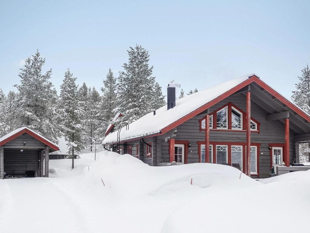 洛斯托Holiday Home Kerkänperä by Interhome的小木屋,有雪覆盖,有树