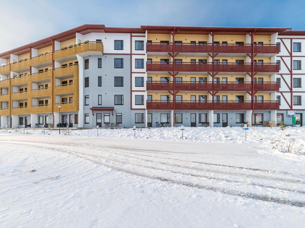 于莱Holiday Home Ylläs chalets 2405 by Interhome的雪地中的一座建筑,一条雪覆盖的街道