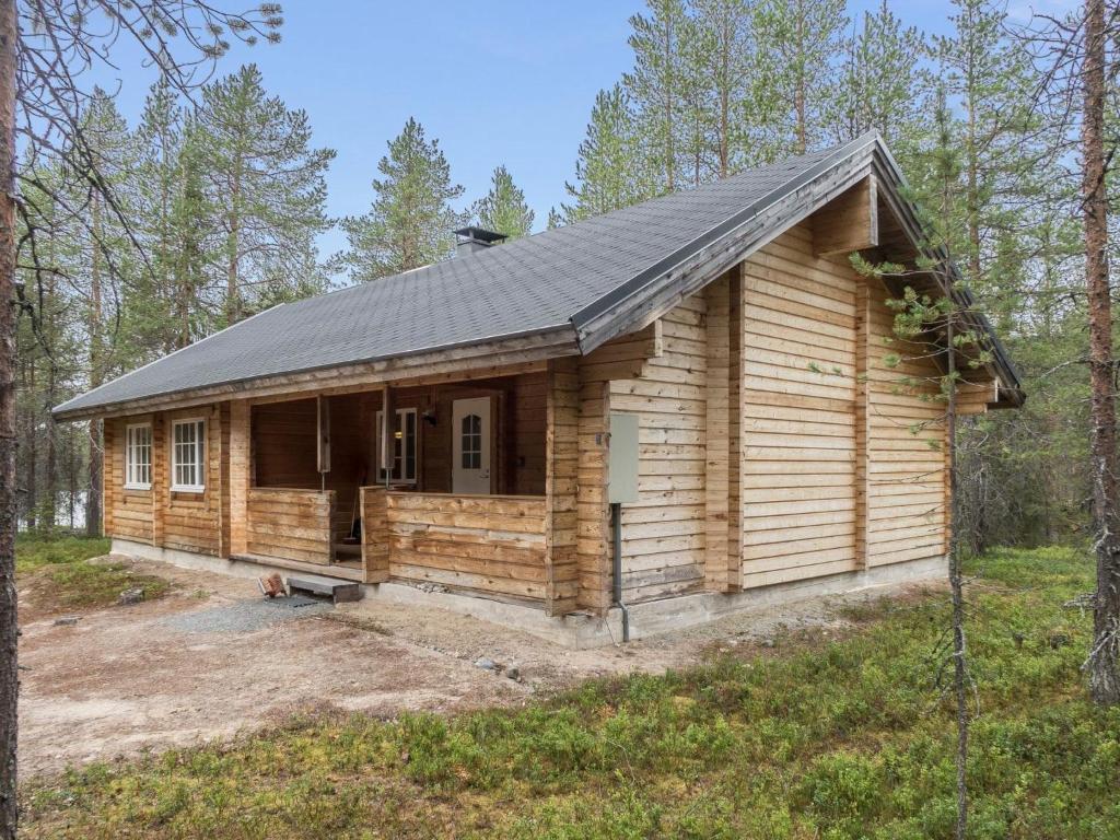 NissiHoliday Home Oivangin siesta by Interhome的小木屋,带金属屋顶