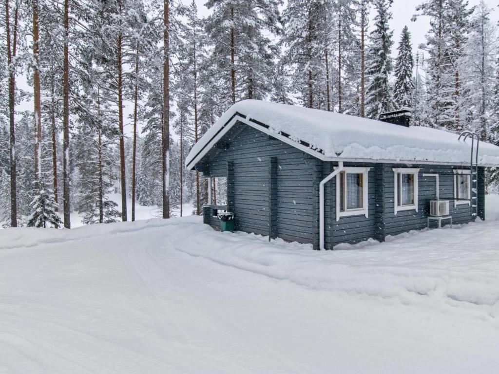 KotilaHoliday Home Lohiukko by Interhome的雪上的小小屋,有树
