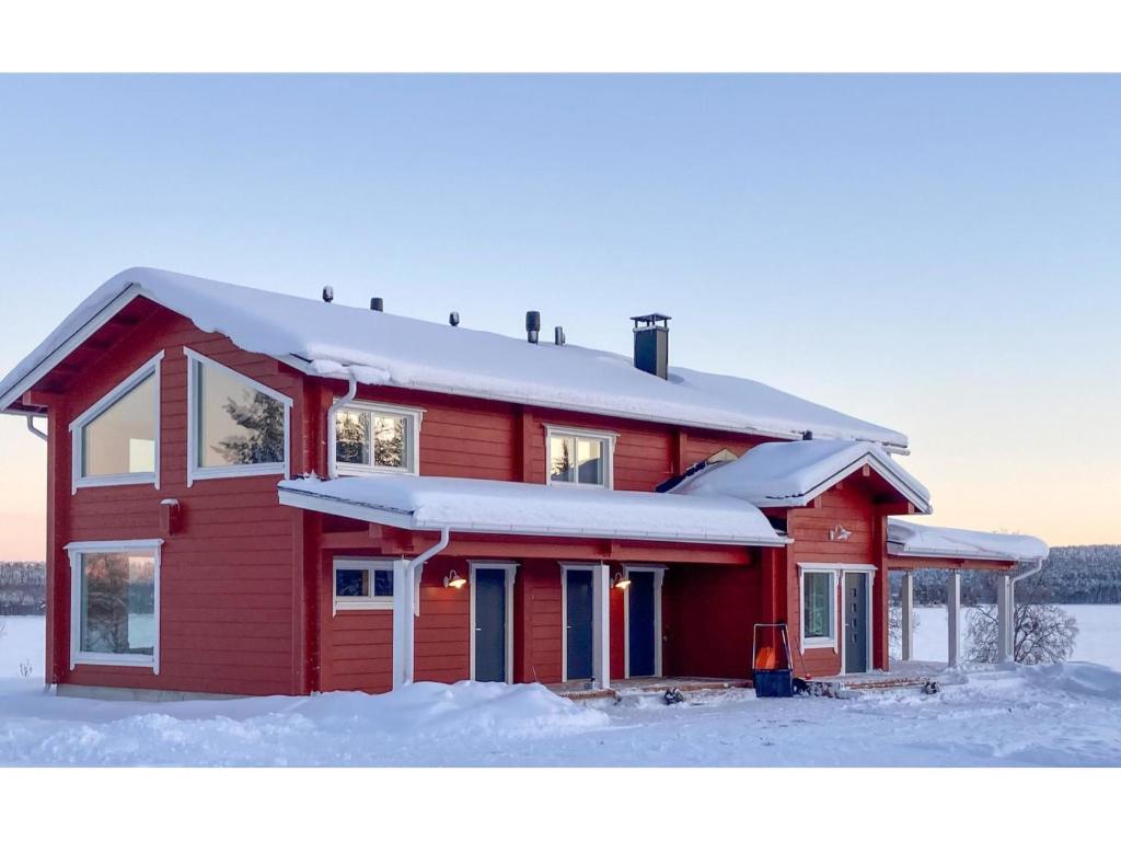 SonkaHoliday Home Villa lehtoniemi by Interhome的一座红房子,上面有雪