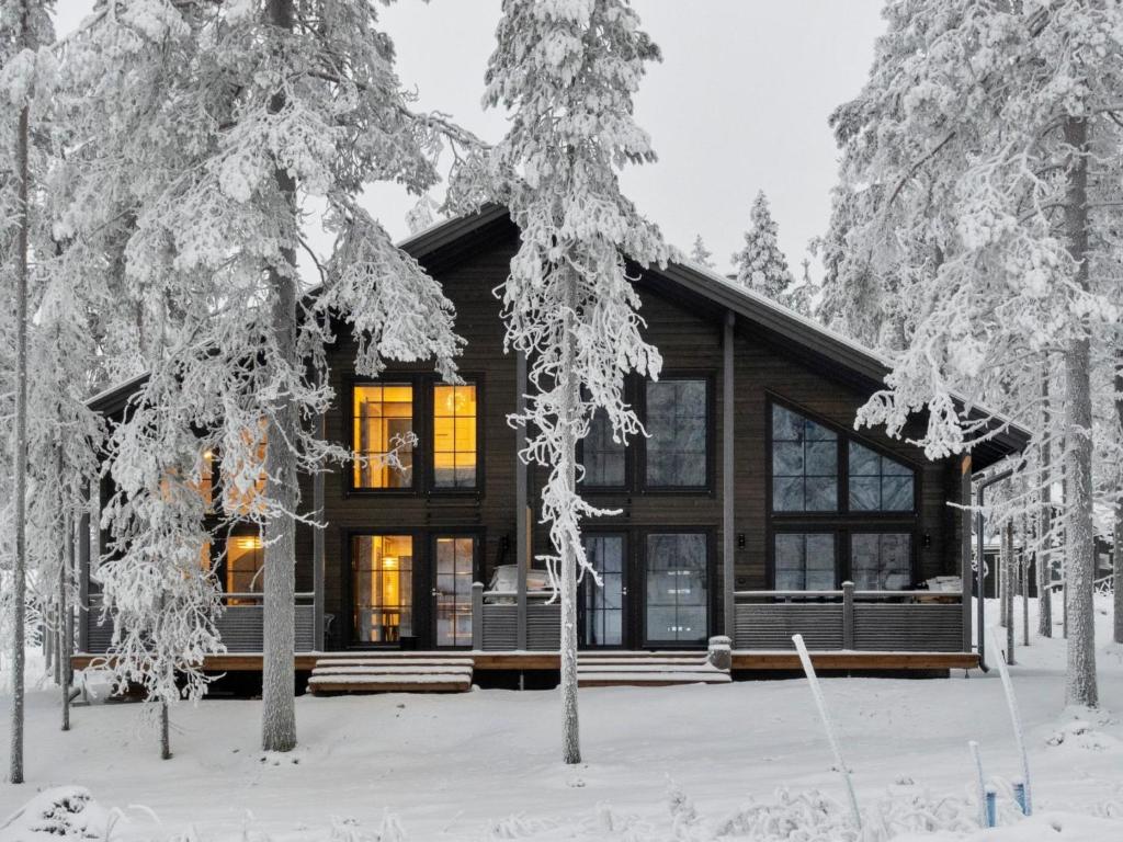 锡尔卡Holiday Home Westlevi b by Interhome的雪中树下的小木屋
