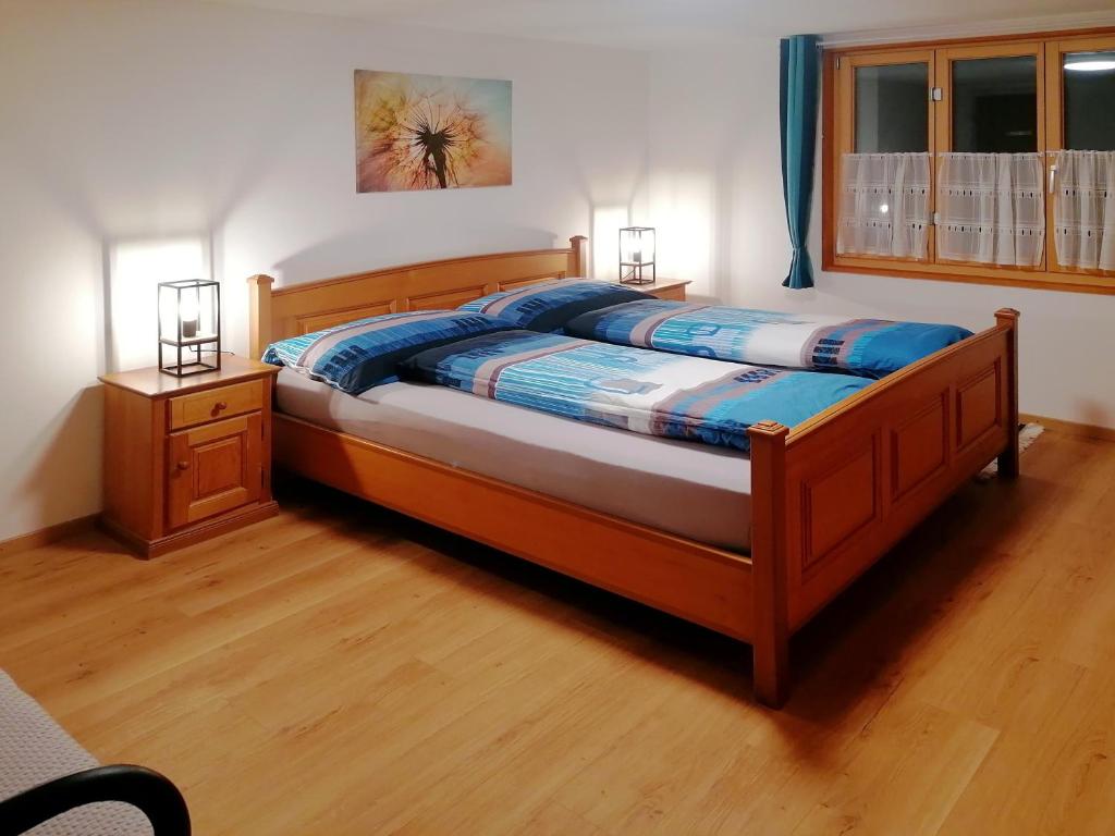 坎德施泰格Energy Lodge的一间卧室配有一张木架床